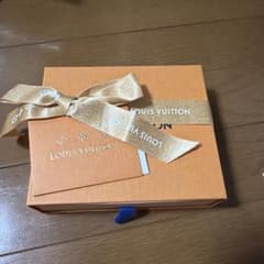 LOUIS VUITTON ギフト箱 保存袋 リボン セットのサムネイル