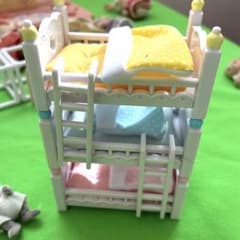 シルバニアファミリー 3段ベッド 人形付き うさぎ3体 ハシゴ付きのサムネイル
