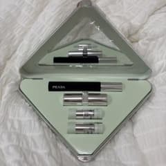 PRADA BEAUTY トライアングル メイクアップセットのサムネイル
