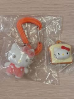 サンリオ カラフルカラビナマスコットチャーム ハローキティ &しょくぱんず2種のサムネイル