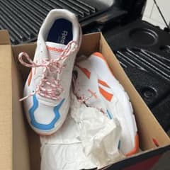 新品未使用　Reebok スニーカー ホワイト オレンジ ブルーのサムネイル