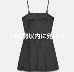 ZARA プリーツ入りピンストライプ柄ショートワンピースのサムネイル