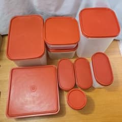 タッパーウェアクリーム色の花模様保存容器9個セット タッパーウェアクリーム色の花模様保存容器9個セット