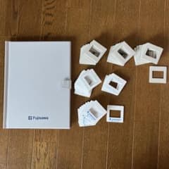 35mmフィルムのプラスチックマウントとマウントファイルFUJICHROMEなど