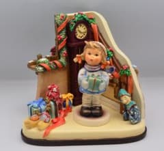 クリスマスの時期　＃1038　★フンメル　ドイツ・ゲーベル　限定品　飾り台付き クリスマスの時期 ＃1038 ☆フンメル ドイツ・ゲーベル 限定品 飾り台