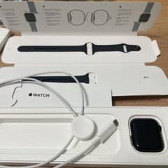 Apple Watch SE第2世代黒本体 充電ケーブル付き　バッテリー95%のサムネイル