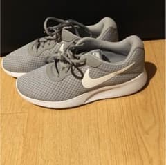 NIKEのサムネイル