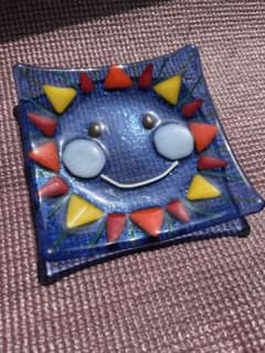 ガラスフュージング ミニトレイ 飾り皿 太陽 スマイル ブルーのサムネイル
