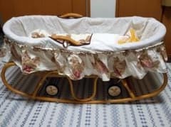 レトロ ぬいぐるみベッド ぬいベッド アンティーク ゆりかごベッド 昭和レトロ レトロ ラタン製 ベビーベッド ゆりかご クマ柄布団付き - メルカリ