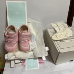 新品 bebe reduction ベビーシューズ 12cm ピンク足付きのサムネイル