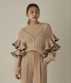 LILY BROWN フリルニット　ベージュのサムネイル