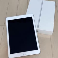 iPad (第5世代)9.7インチ Retinaディスプレイ 32GB Wi-…のサムネイル