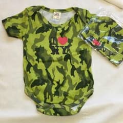 ベビー服とお揃いの帽子のサムネイル