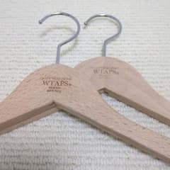 WTAPSハンガー2個 非売品】WTAPS ダブルタップス 木製ハンガー 2本セット - メルカリ