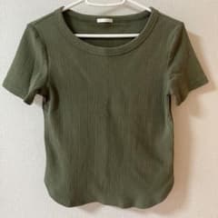 GU オリーブ色 半袖 Tシャツのサムネイル