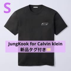 Jung Kook   ロゴバッジ リラックスTシャツ JungKook Calvinklein ロゴバッジ リラックスTシャツ S - メルカリ
