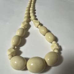 アイボリー色ビーズ ロングネックレス 白材 - メルカリ