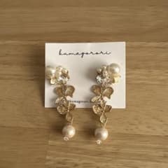 ハンドメイド フラワー パール ピアス ブライダルアクセサリーのサムネイル