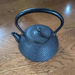 【名品】南部鉄器 鉄瓶 霰（あられ）文様 銘あり「秀成」伝統工芸品 南部鉄器 鉄瓶 霰文様 - メルカリ