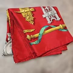 HERMES カレ90FERRONNERIE赤 シルク 大判スカーフ HERMES カレ90FERRONNERIE赤 シルク 大判スカーフ - メルカリ