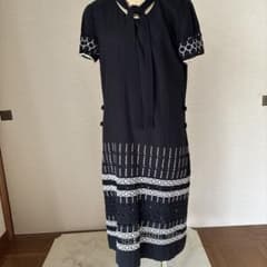 ブラック刺繍入り 半袖 ひざ丈ワンピースのサムネイル