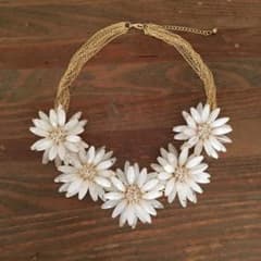 お花のネックレスのサムネイル