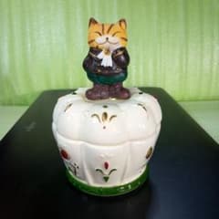 猫のフィギュア付きオルゴール　曲名:トイランド　小物入れ　陶器製？　レトロ 猫のフィギュア付きオルゴール 曲名:トイランド 小物入れ 陶器製