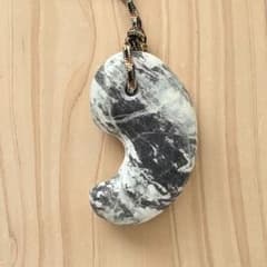 ⭕️最低12万円します糸魚川翡翠勾玉　お身近に天然石パワーを感じてください　鑑別付 糸魚川青翡翠勾玉 M08653 陽春 作 33mm*20.5mm*11mm 糸魚川産 青ひすい