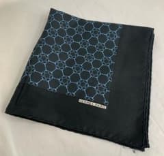 美品 HERMES ミニスカーフ プチカレ 動物 アニマル柄 ポケットチーフ HERMES エルメス プチカレ ポケットチーフ ミニスカーフ ネイビー
