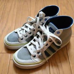 adidas スニーカーのサムネイル
