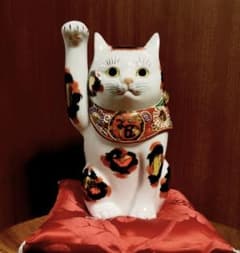九谷焼　招き猫　三毛猫７号サイズ　右手上げ　美品　高級座布団付き 九谷焼 招き猫 三毛猫7号サイズ 右手上げ 美品 高級座布団付き - メルカリ
