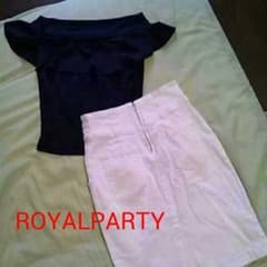 破格！今季のROYALPARTYのネイビーオフショルと白のハイウエストスカートのサムネイル