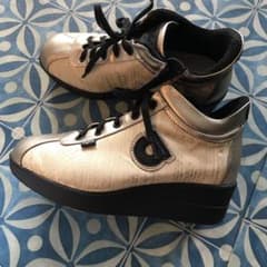 スニーカーのサムネイル