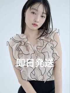 新品未使用タグ付き】snidel ノースリフリルブラウス BEG - メルカリ