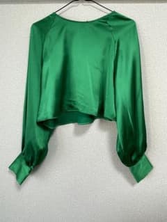 h&m  バックシャン　ショート丈　グリーンサテンブラウスのサムネイル
