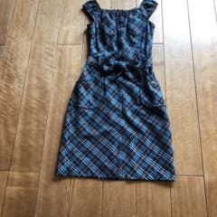 【美品】バーバリー ワンピース 黒と緑のチェックでスタイル良く見えるデザインのサムネイル
