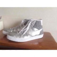 NIKE BLAZER スニーカーのサムネイル
