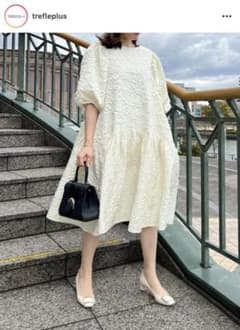トレフルプラスワン　フラワーエンボスワンピース　美品のサムネイル
