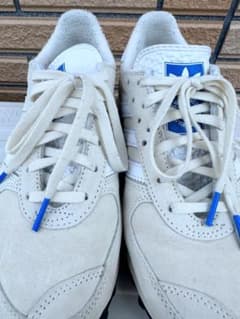 adidas スニーカーのサムネイル