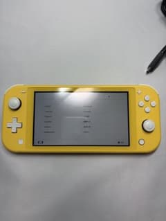 Nintendo Switch Lite イエロー 本体＋純正充電器　美品 美品】Nintendo Switch Lite イエロー 本体 純正充電器付 - メルカリ
