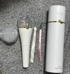 【IZ*ONE】公式ペンライト　箱　ストラップ一式 IZ*ONE】公式ペンライト 箱 ストラップ一式 - メルカリ
