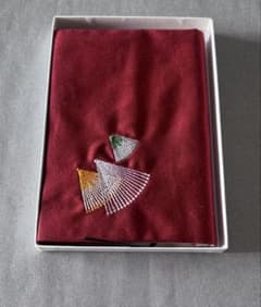 赤い布製ブックカバー 刺繍デザインのサムネイル