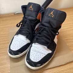 NIKE Air Jordan 1 Mid オレンジ ブラックのサムネイル