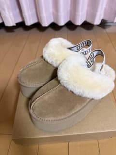 美品　UGG ベージュ ムートンブーツ　スリッポンのサムネイル