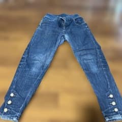 裾パール付き スキニーデニムパンツのサムネイル