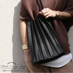 【新品タグ有】antiquaフェイクレザー ポーチ付きプリーツバッグのサムネイル