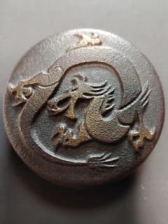 金属製ドラゴン彫刻の朱肉円形容器 - メルカリ