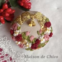 クリスマスリース ハンドメイド リボン刺繍ブローチ くるみボタン