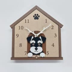 名入れ無料】犬小屋から顔を出しているシュナウザー 黒の掛け時計 木製