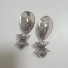 TOGA PULLA Metal motif earringsのサムネイル